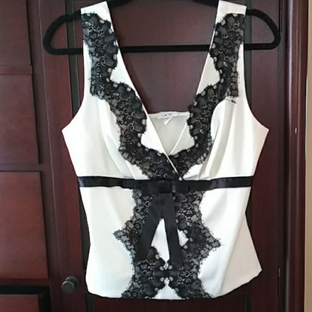 Cache creme and black lace top. Medium